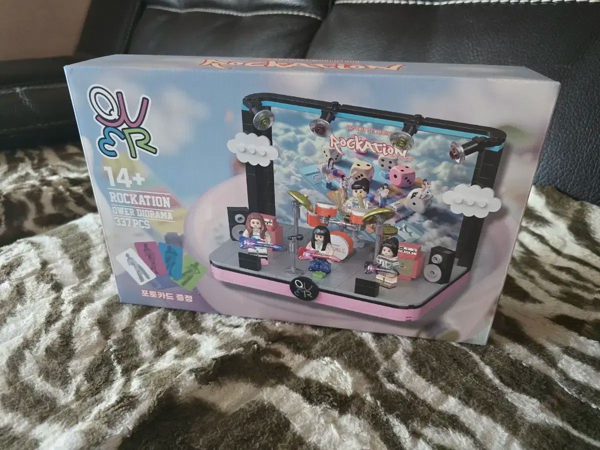 QWER ロックション ジオラマ スローガン