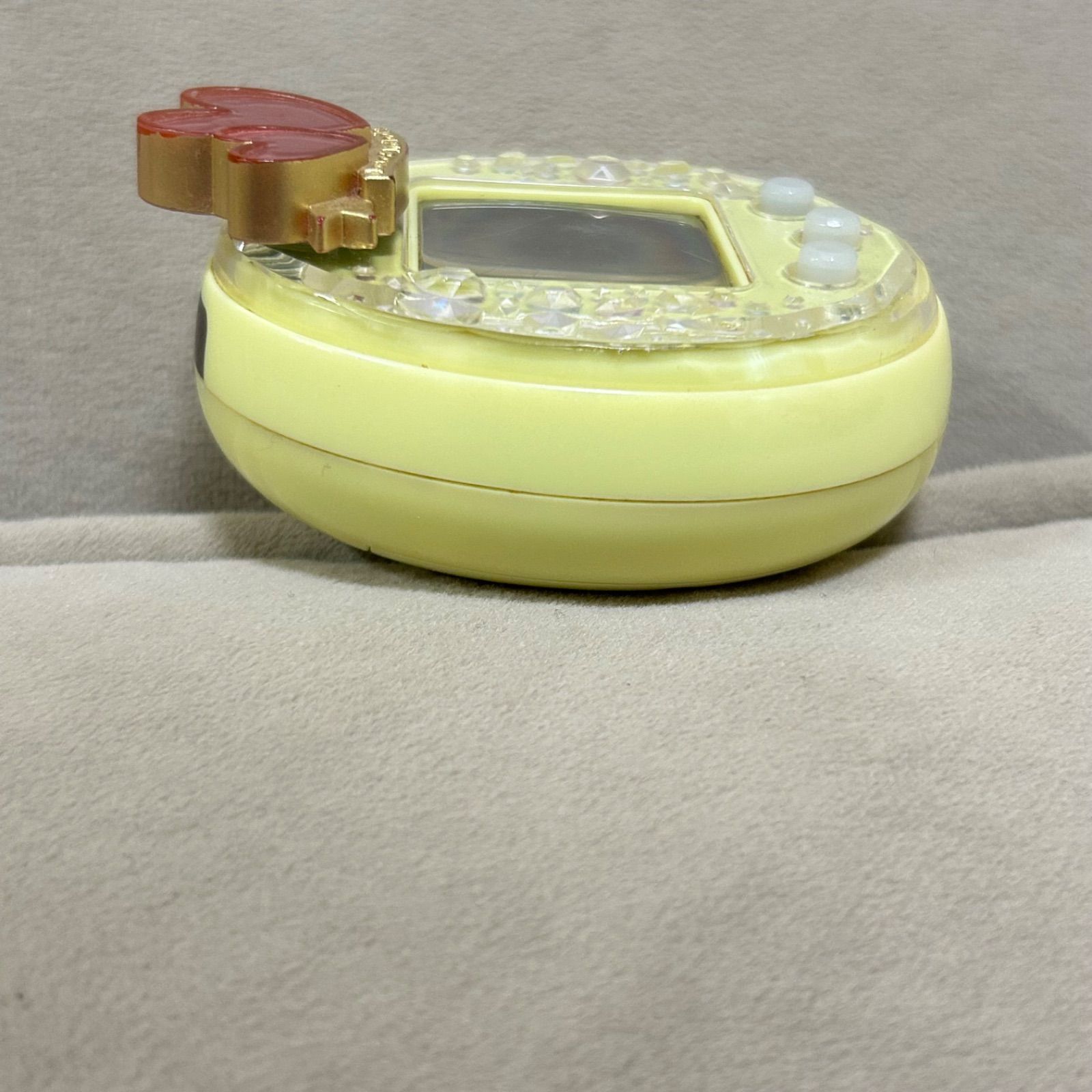 バンダイ たまごっちピース tamagotchi p's イエロー デコピアス付き