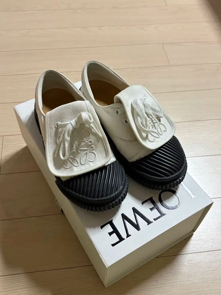 LOEWE アナグラム スニーカー