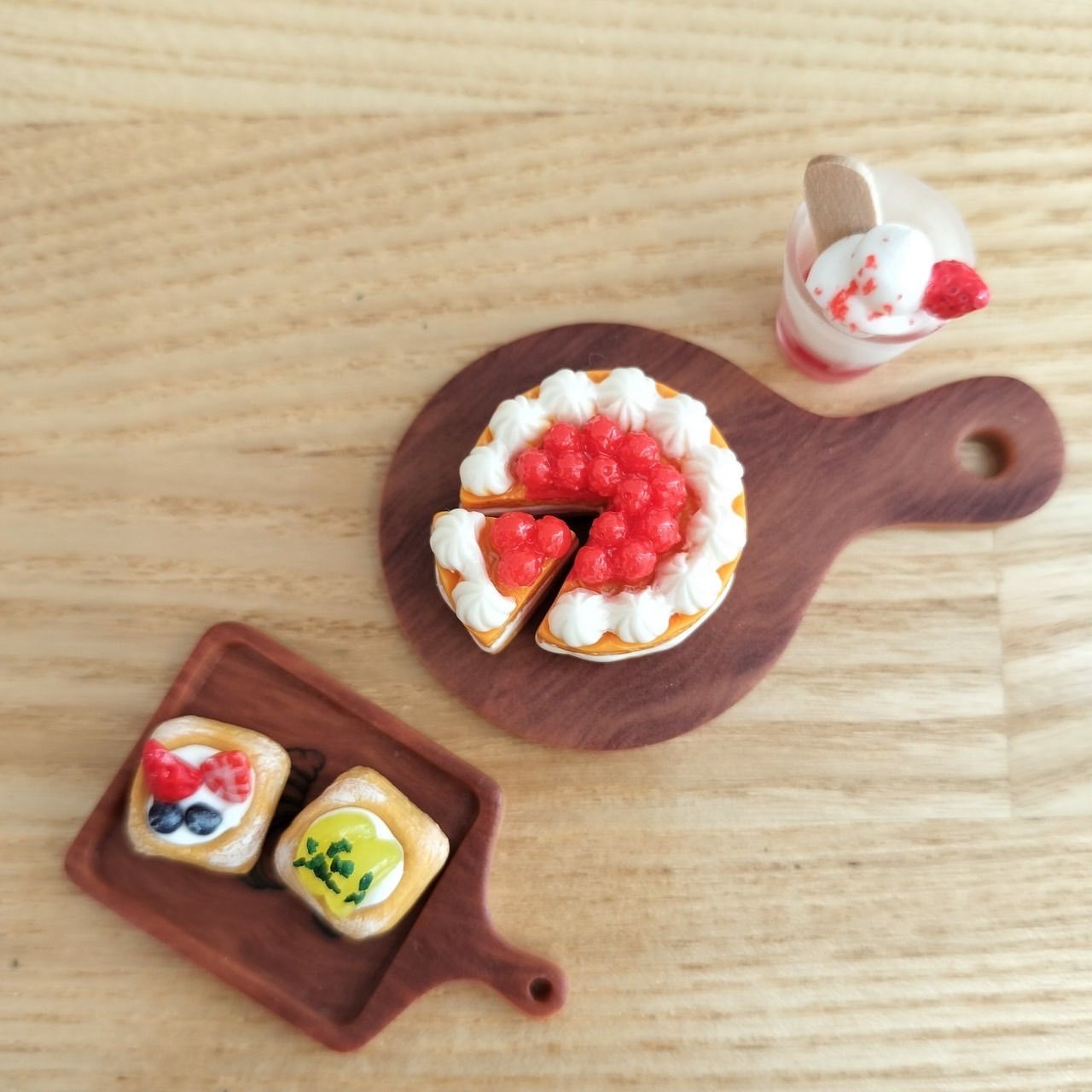 ドールハウス用 いちごがたくさんのスイーツ パフェ タルト ホール