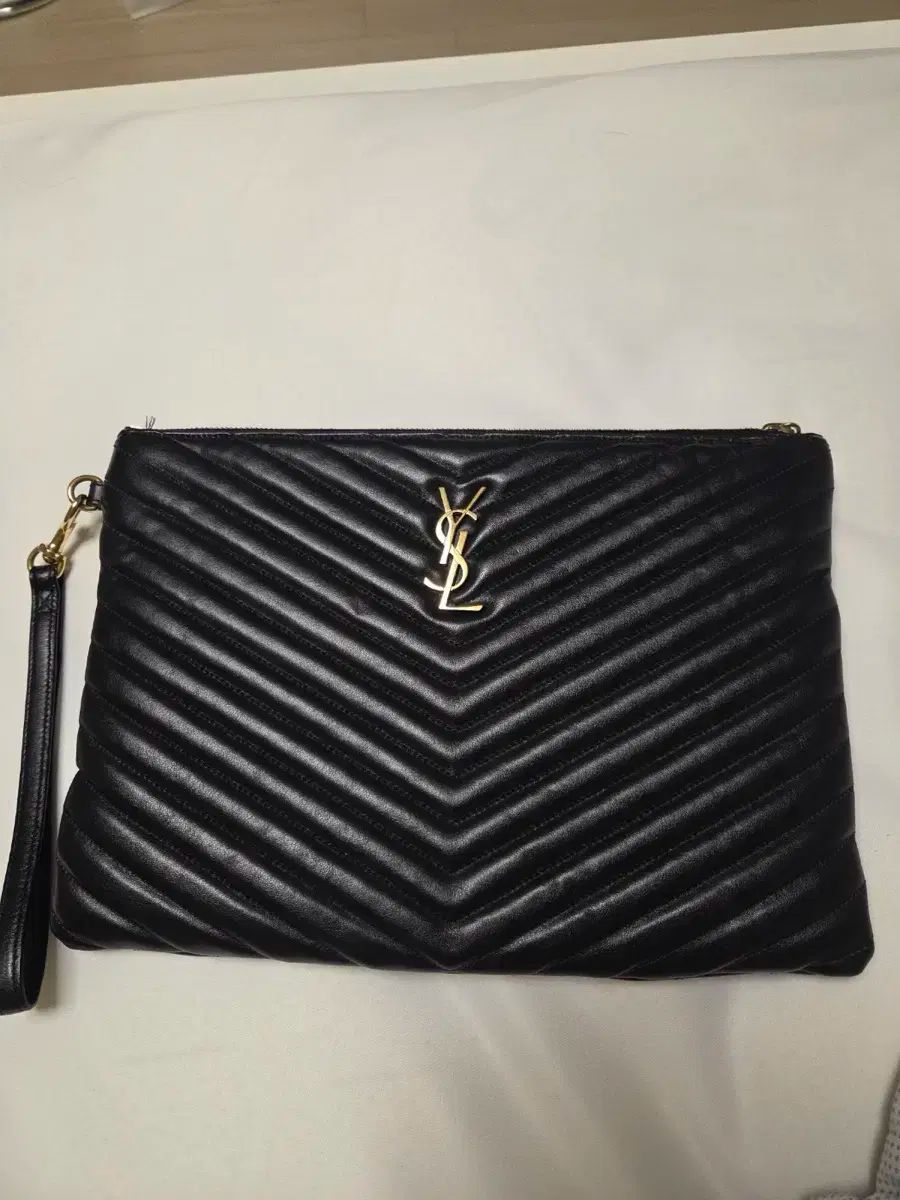 2025新作☆大人気！ Saint Laurent サンローラン GOLD メタル モノグラム カサンドラ マトラッセ ポーチ Tablet BLACK