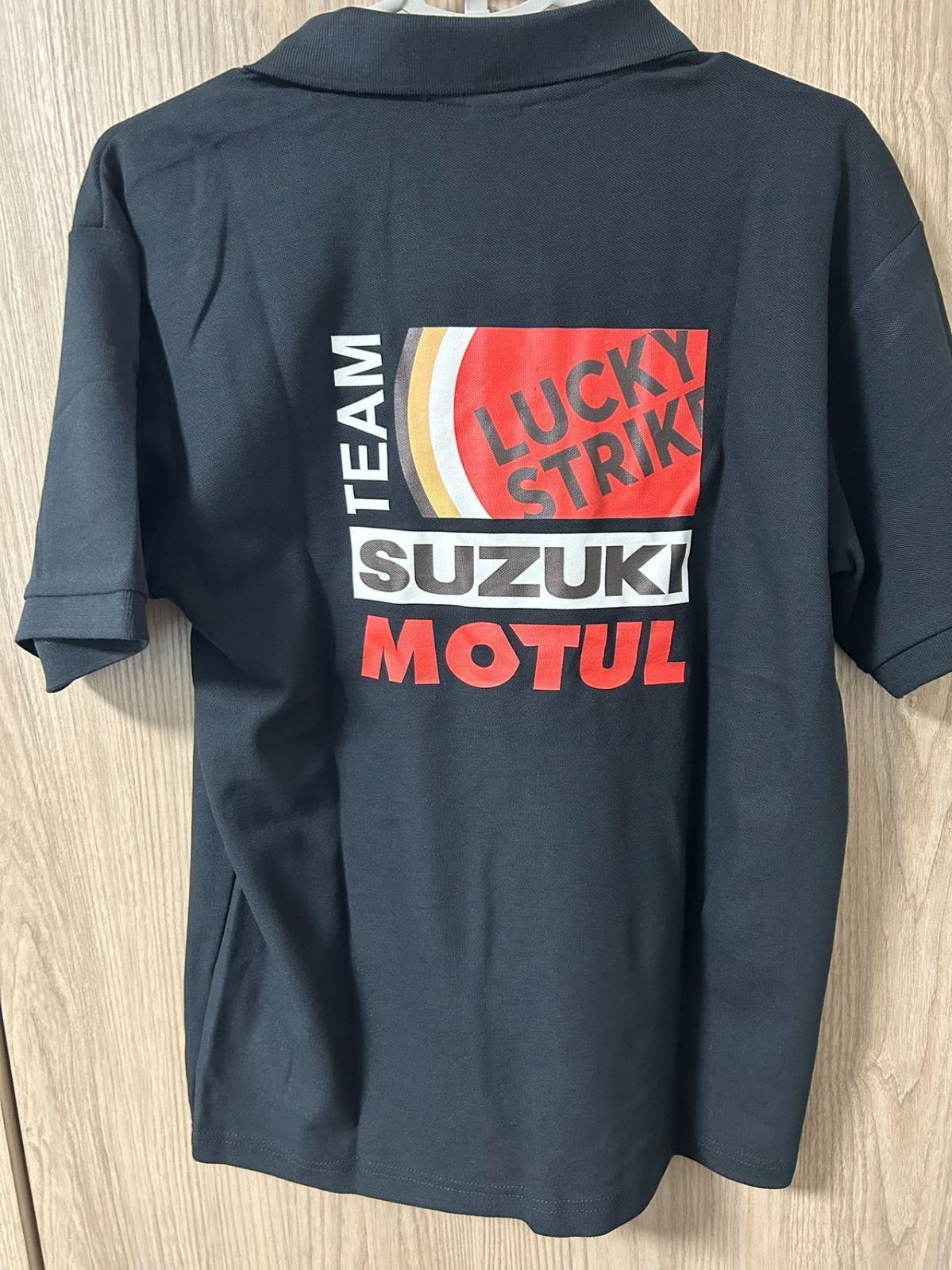 アウトレット新品 L MotoGP SUZUKI LUCKY STRIKE レーシング Poloシャツ バイクウエア アウトドア スポーツ グッズ