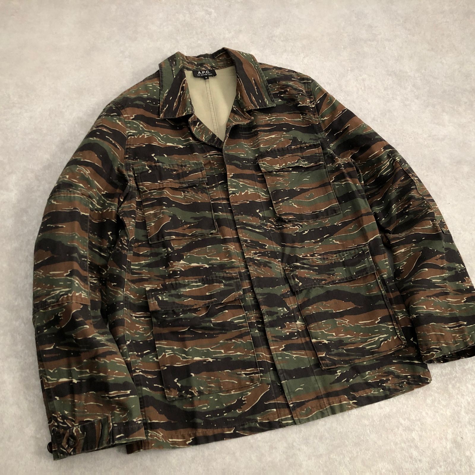 A.P.C. タイガーカモ ミリタリー ジャケット 迷彩 アーペーセー - メルカリ