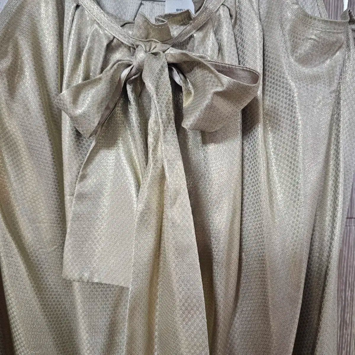 DIANE von FURSTENBERG メタリック シルク ボウ