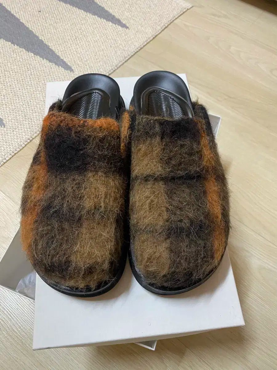 COS チェック柄 ファー スリッパ