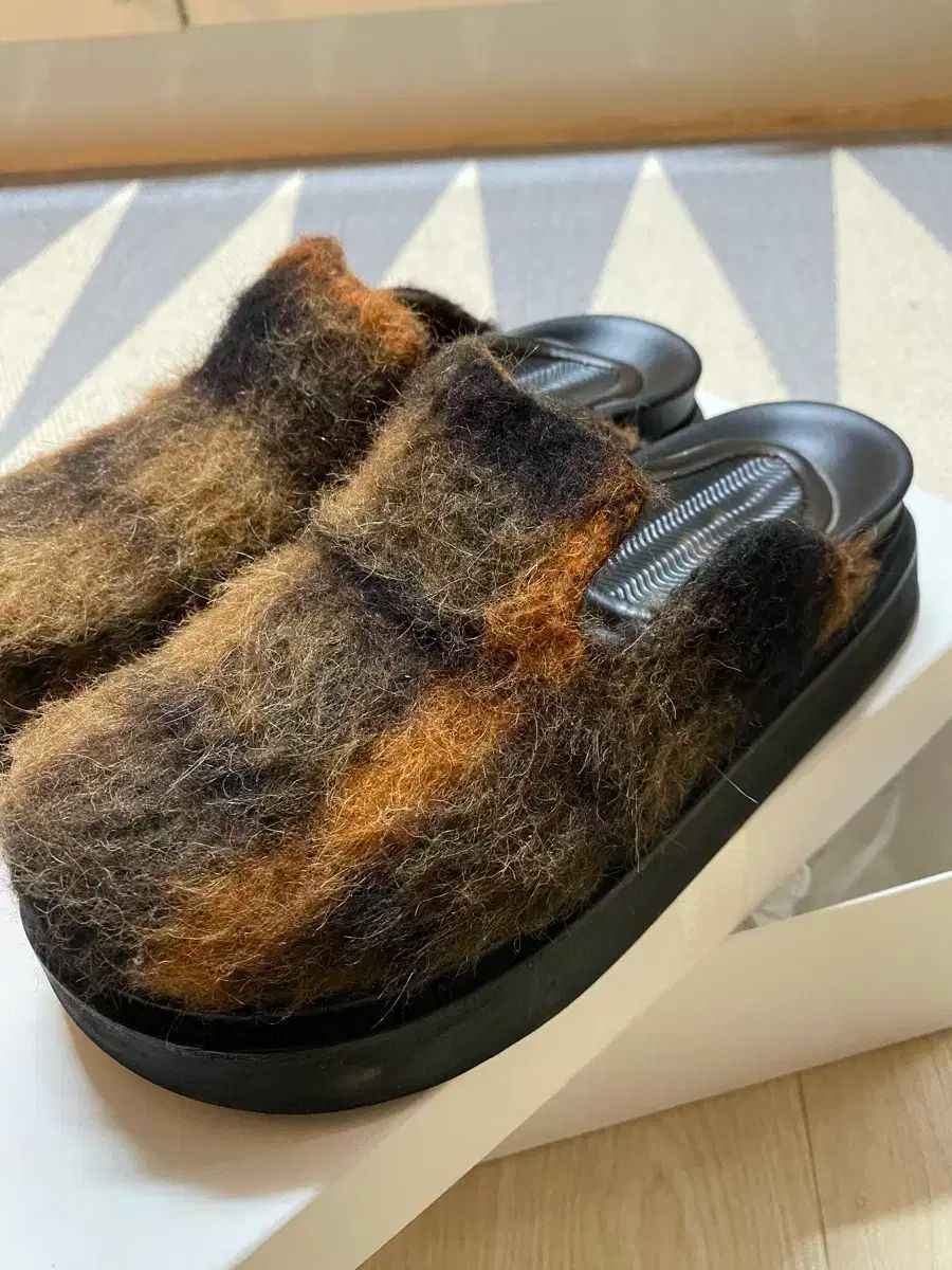 COS チェック柄 ファー スリッパ