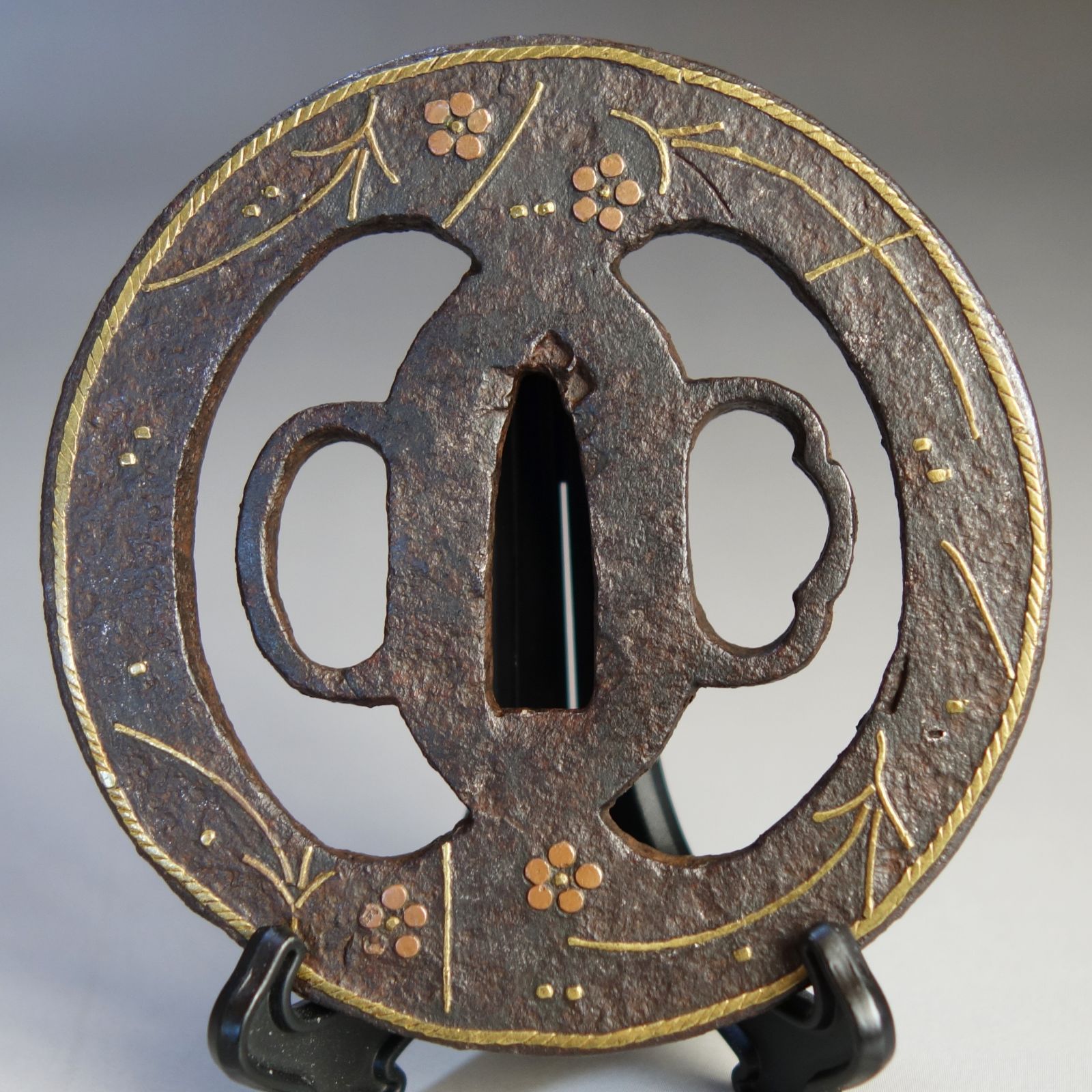 鍔 【 鉄地 平安城象嵌 松葉梅花紋鍔 】(鍔箱付き) 日本刀 刀装具 鐔