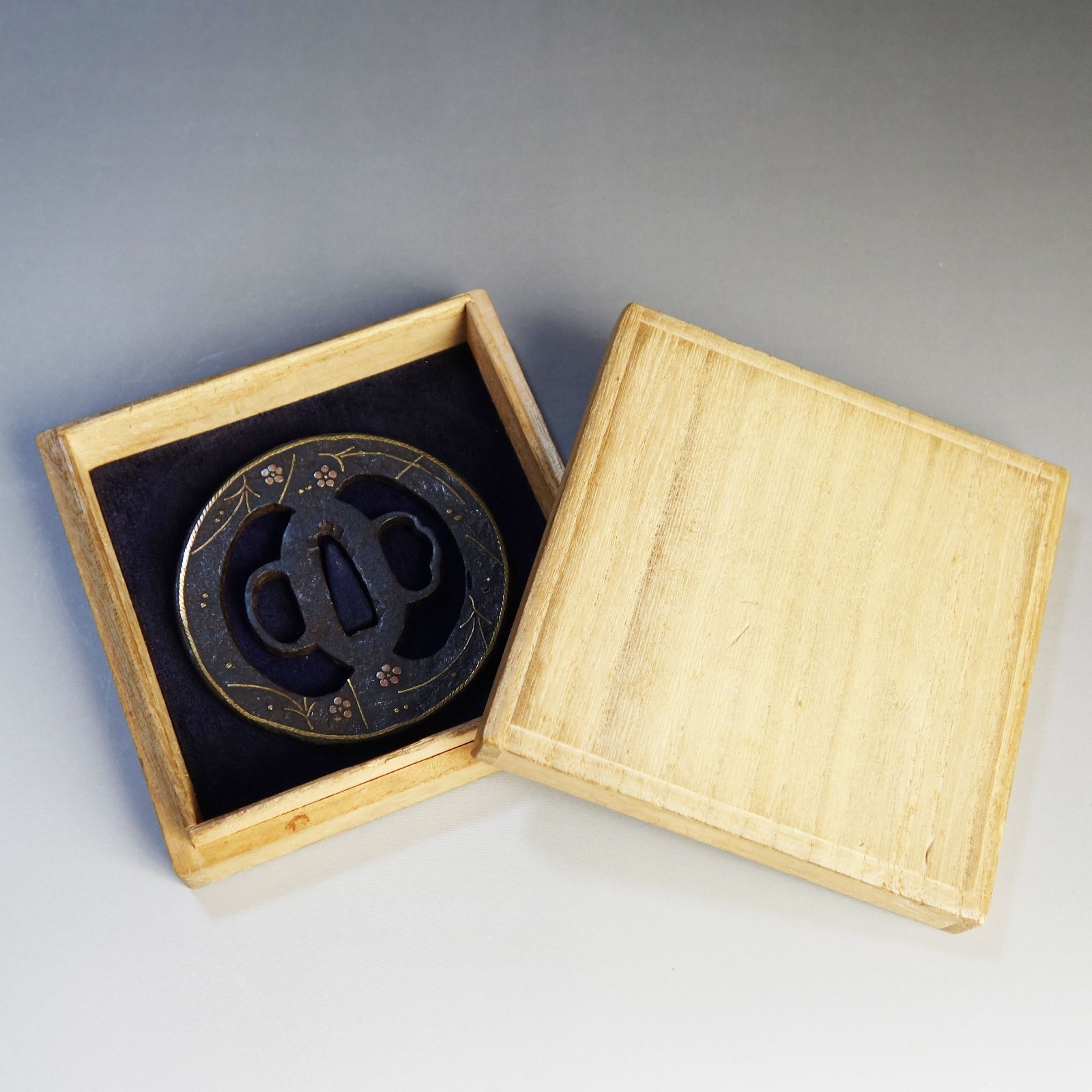 送料無料 時代物 梅花文鍔 木箱付 刀剣美術 送料無料 時代物 梅花文鍔 送料無料 時代物 梅花文鍔 木箱付 刀剣美術 送料無料 時代物 梅花文鍔