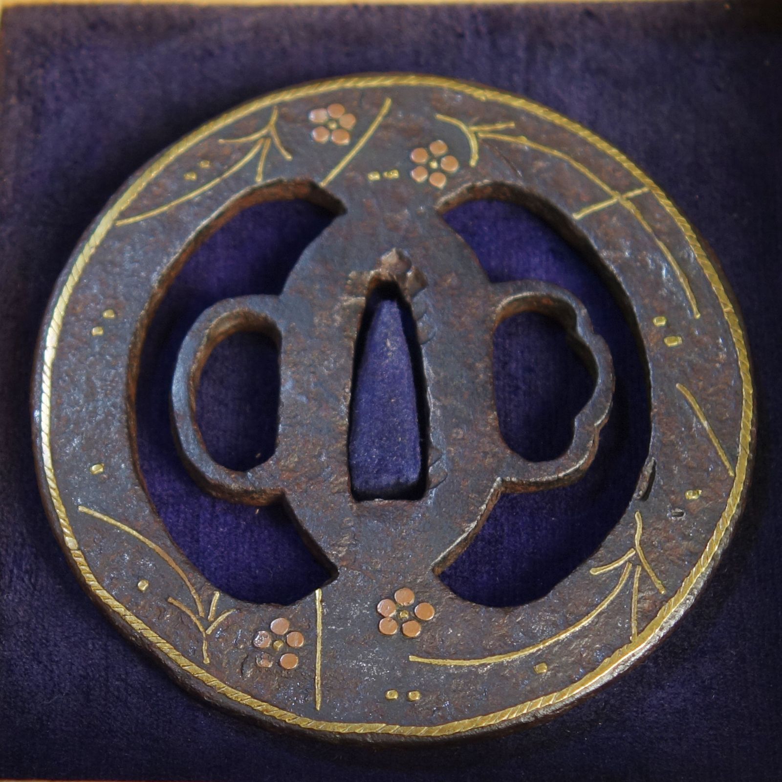 鍔 【 鉄地 平安城象嵌 松葉梅花紋鍔 】(鍔箱付き) 日本刀 刀装具 鐔