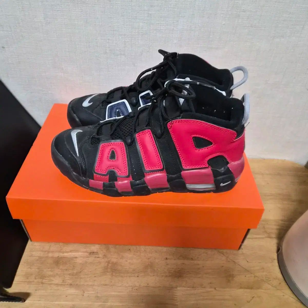 ナイキ エア モア アップテンポ 검빨 OG