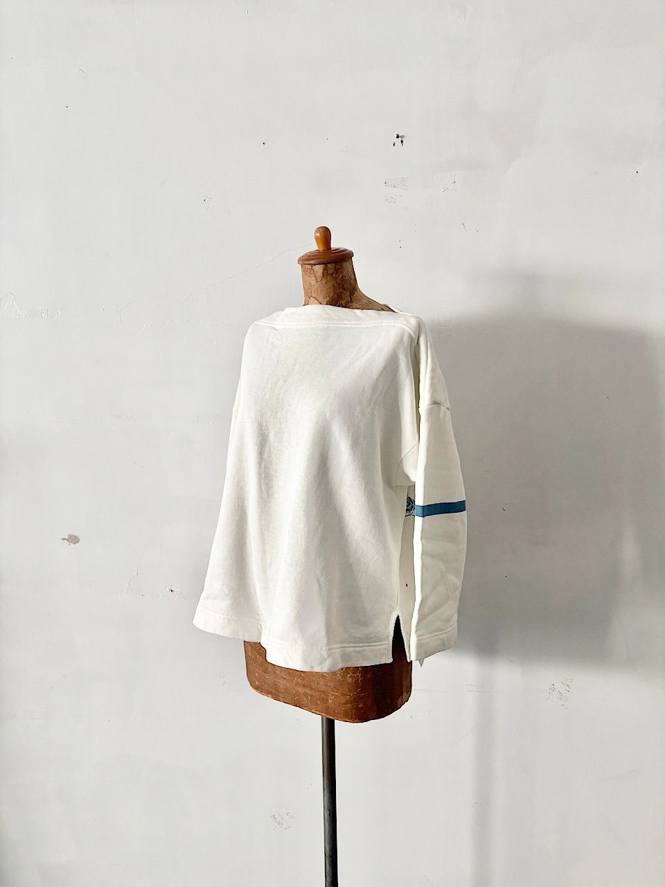 裏毛の四角ボートネックトレーナー