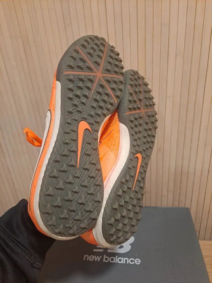 オレンジ サッカーシューズ