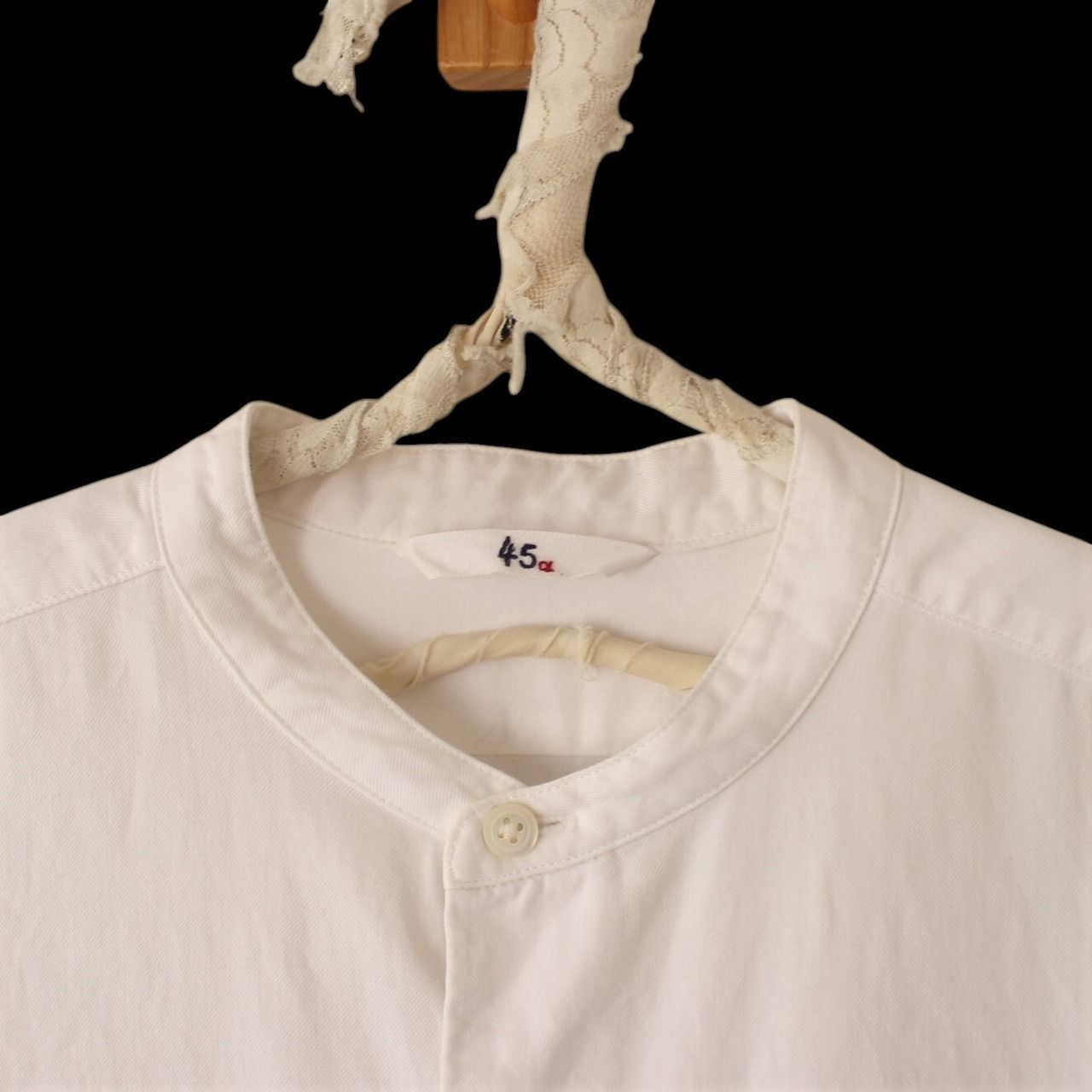 【現行タグ】45R バンドカラーグーグーシャツ Lサイズ R刺繡 白色 45R180番三子の908ビッグーグーシャツ: WOMEN｜45R