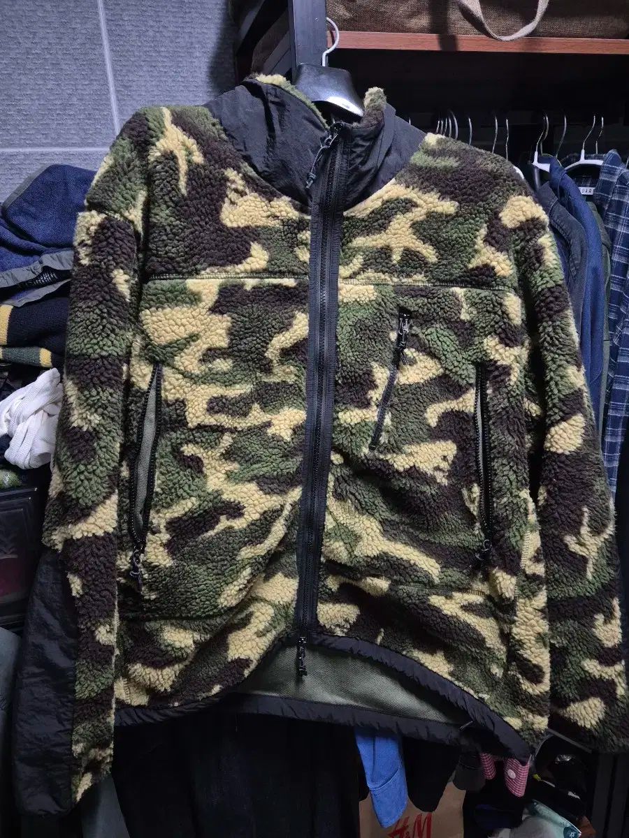 アウトスタンディング カモ フリース
