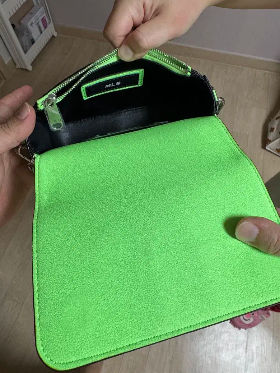 MLB モノグラム エンボス ミニ クロスバック