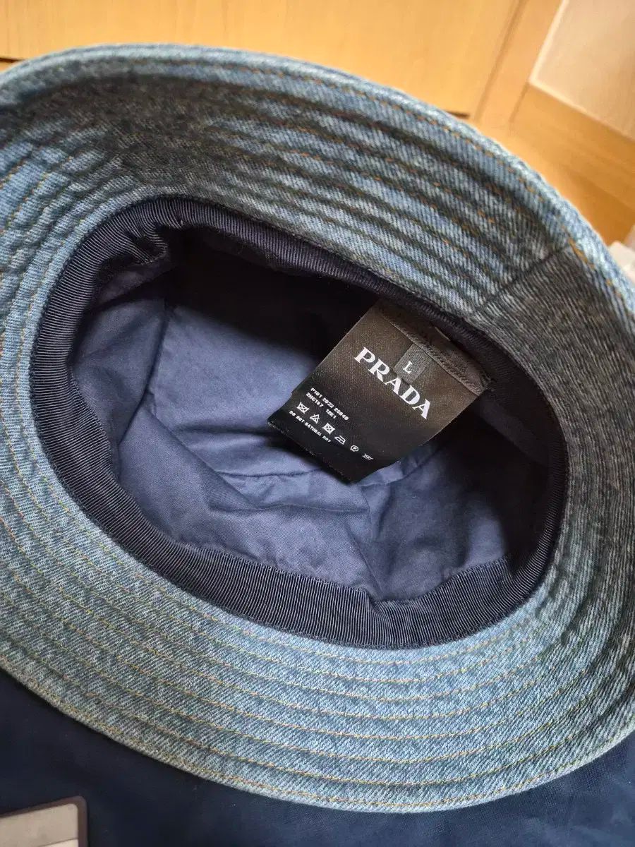 【未使用保管品】PRADA 三角 トライアングル ロゴ デニムバケットハット 未使用級】PRADA 三角 トライアングル ロゴ デニムバケットハット L