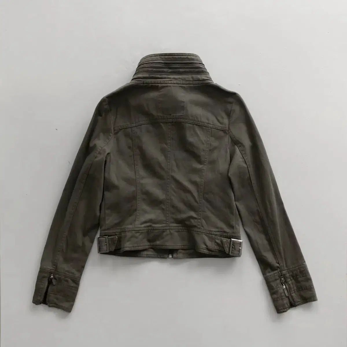 CECIL McBEE セシルマクビー ハイネック アーカイブ バックルディテール ジップアップ ジャケット