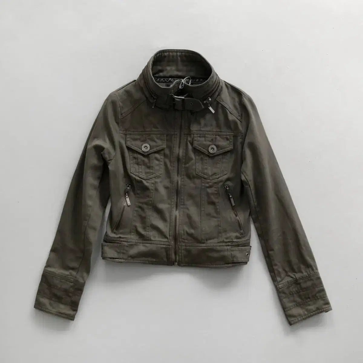 CECIL McBEE セシルマクビー ハイネック アーカイブ バックルディテール ジップアップ ジャケット