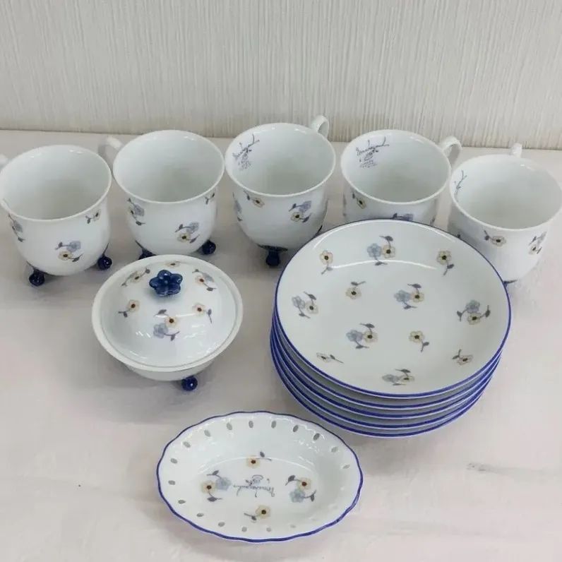 【未使用】ヨシノヒトシさん　カップ&ソーサー　色絵小花柄 未使用】ヨシノヒトシさん カップ&ソーサー 色絵小花柄の通販 by