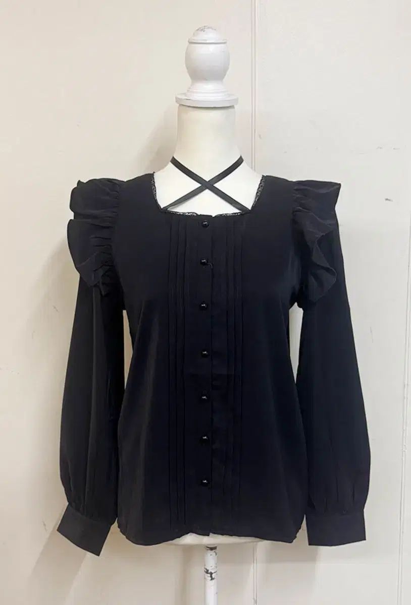 マズ チョーカー サテン フリル ブラック ブラウス