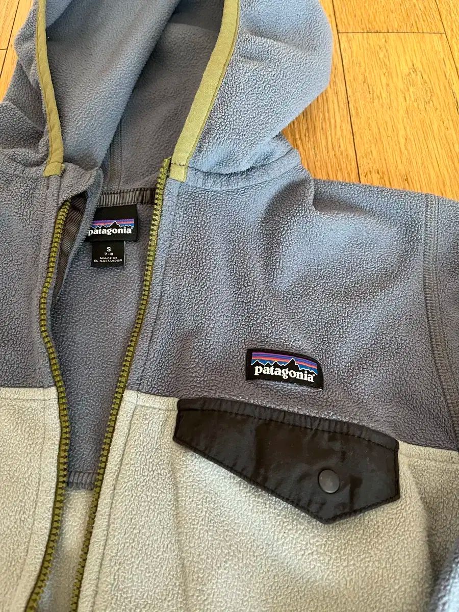 ジップアップ フーディー