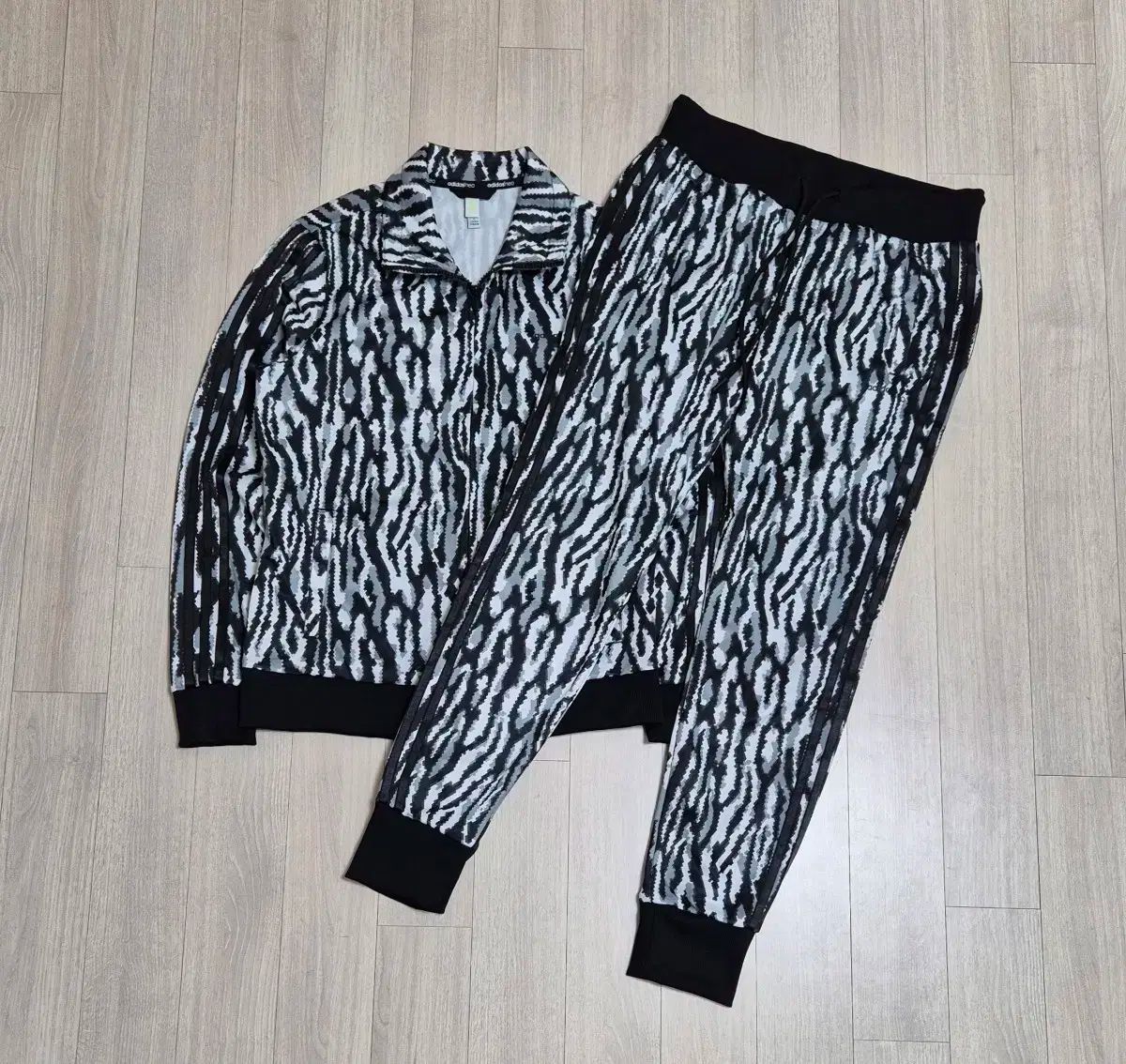 アディダス ゼブラ ジャージ セットアップ