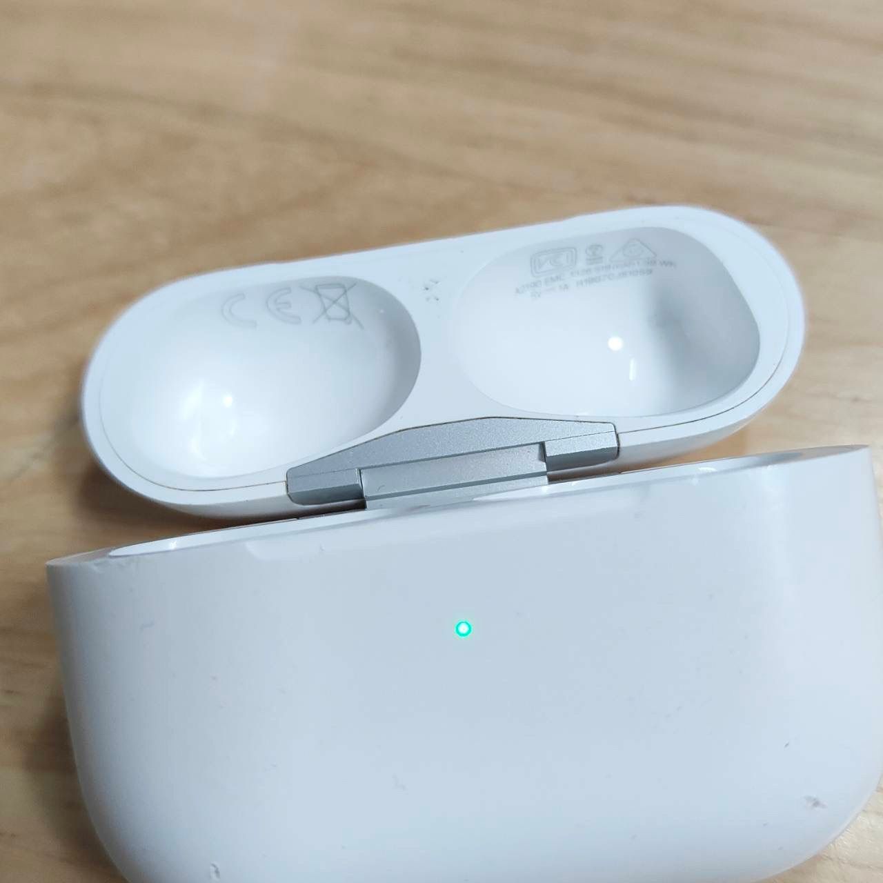 Apple AirPods Pro 第1世代 充電ケースのみ Cランク - メルカリ