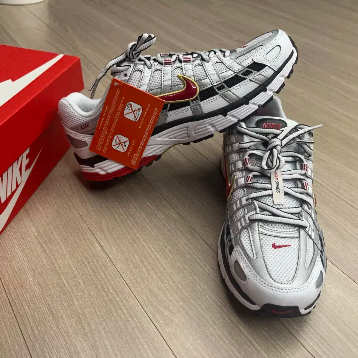 ナイキ p6000 メタリックシルバー レッド w260 マン 255