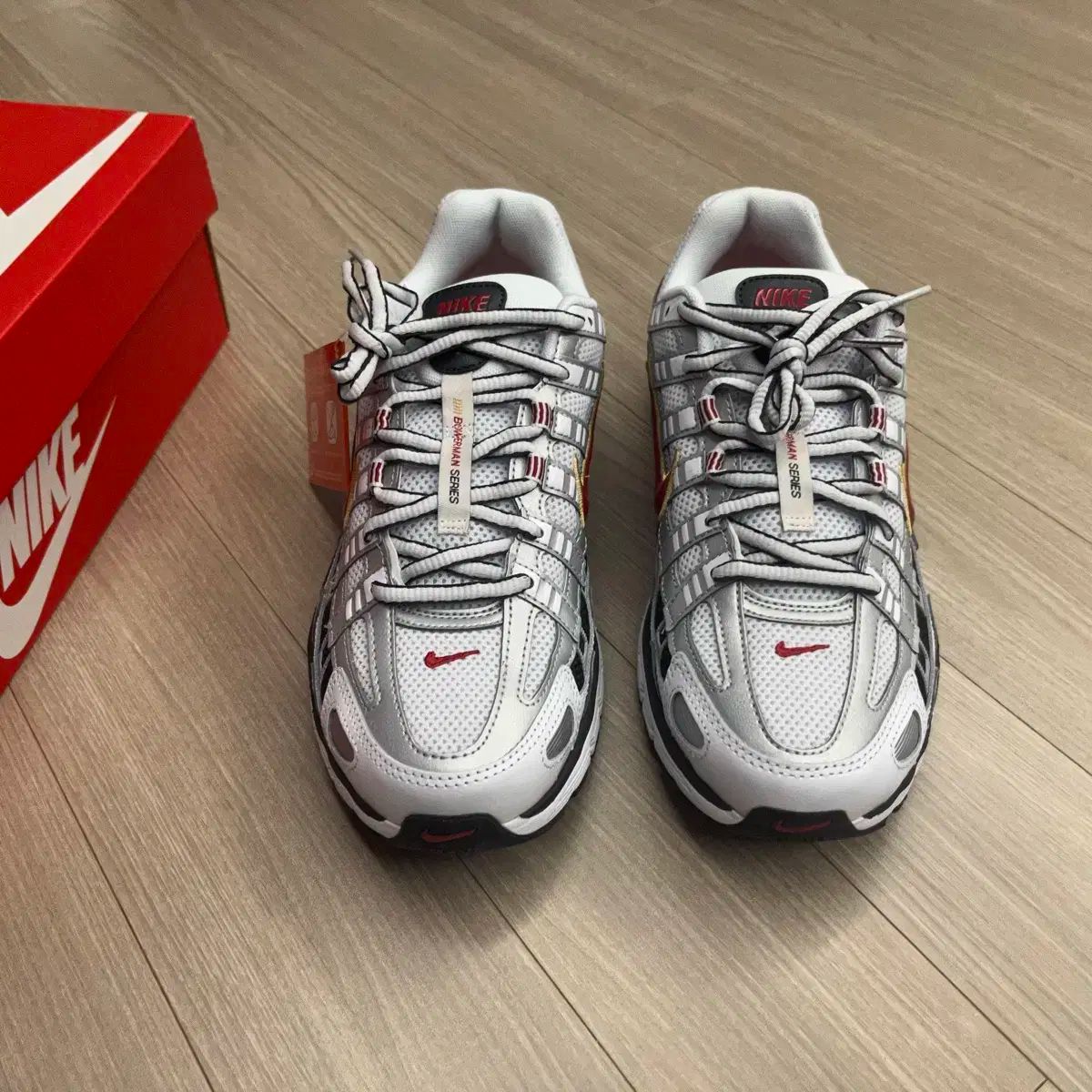 ナイキ p6000 メタリックシルバー レッド w260 マン 255