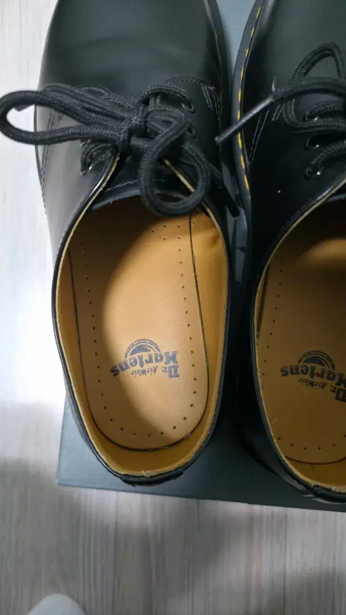 DR MARTENS