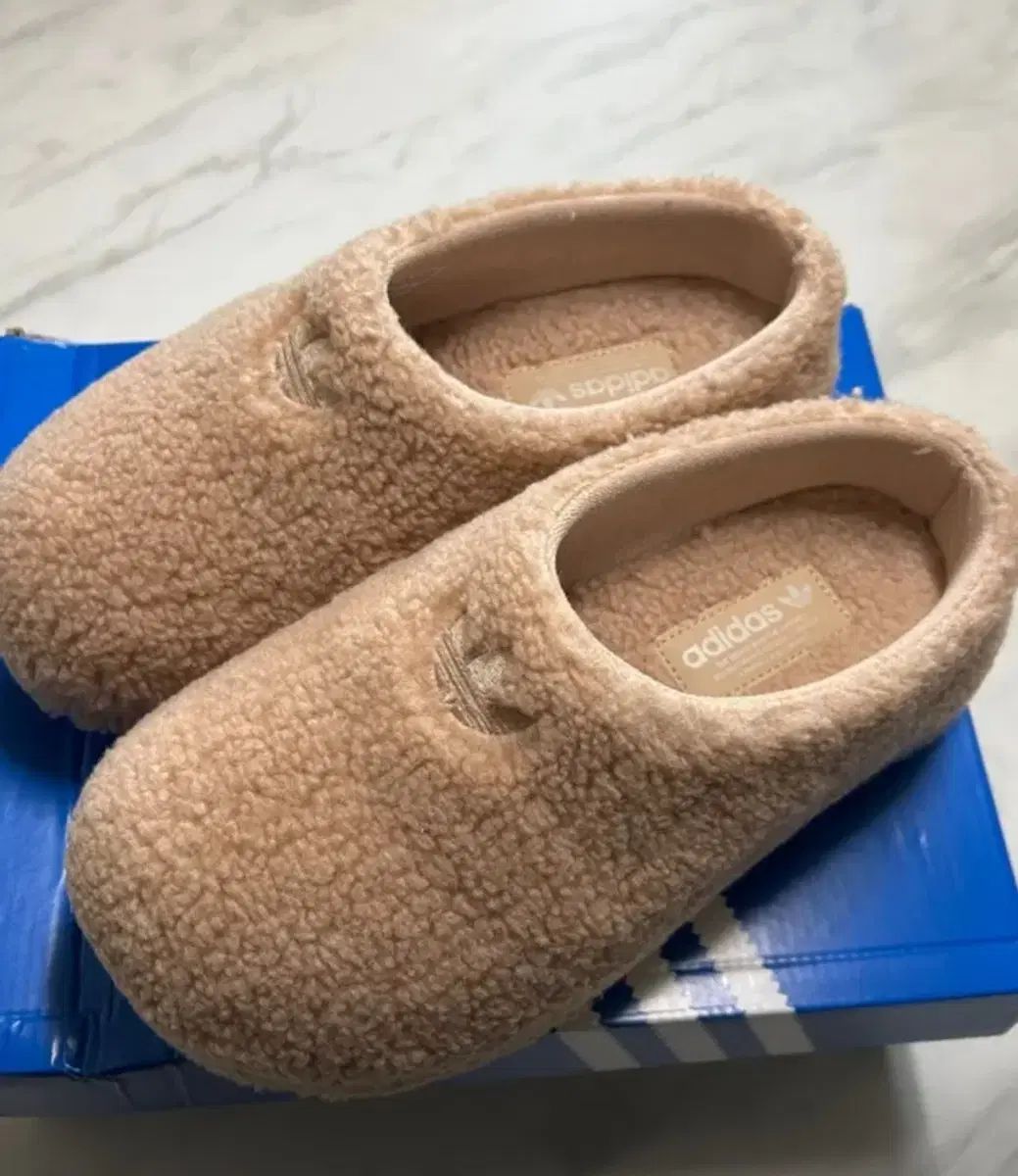 225 アディダス アディフォーム スタン ミュール MAGIC ベージュ