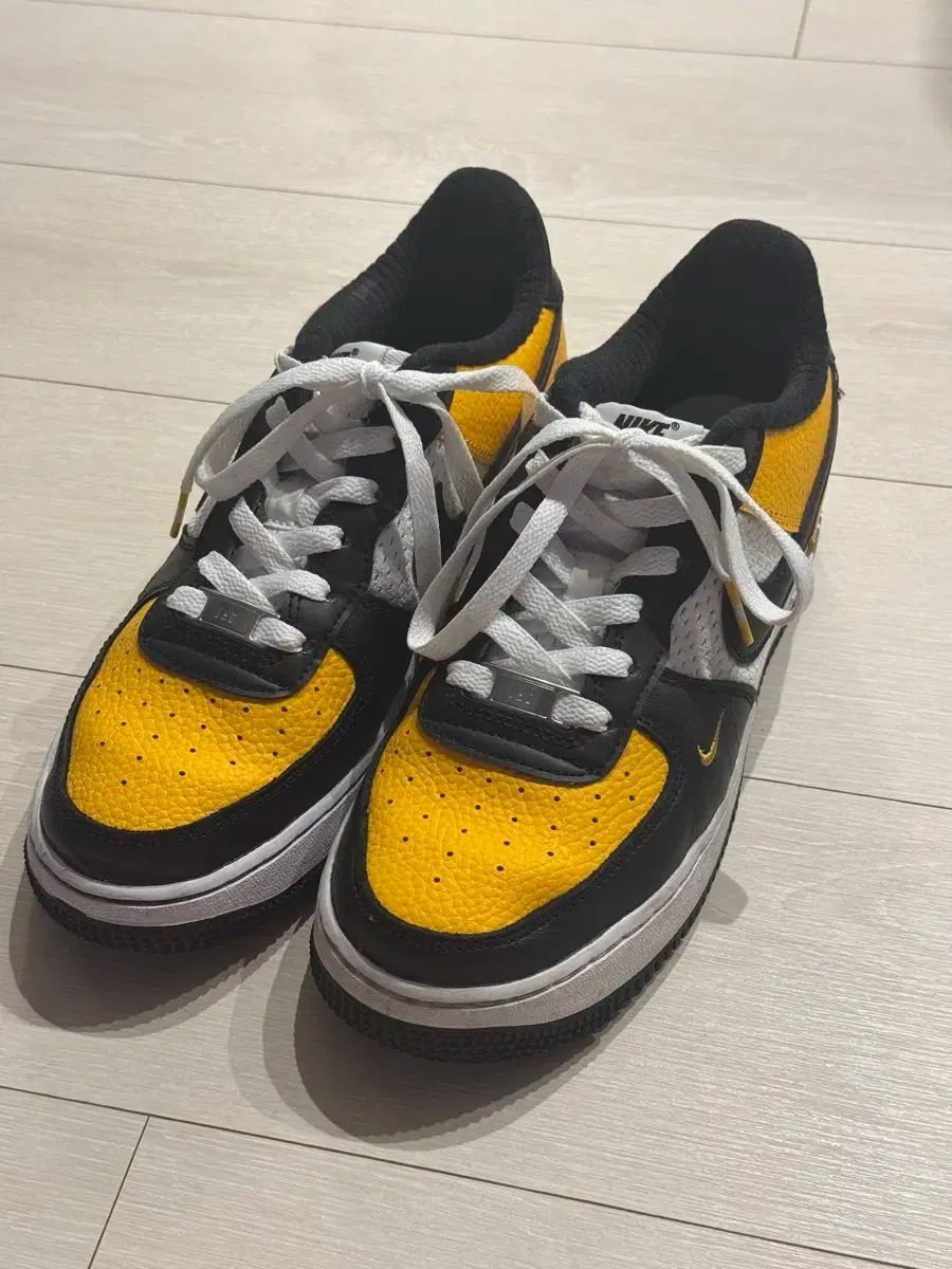 ナイキ エアフォース ロー ユニバーシティ GOLD DQ7779 240-245