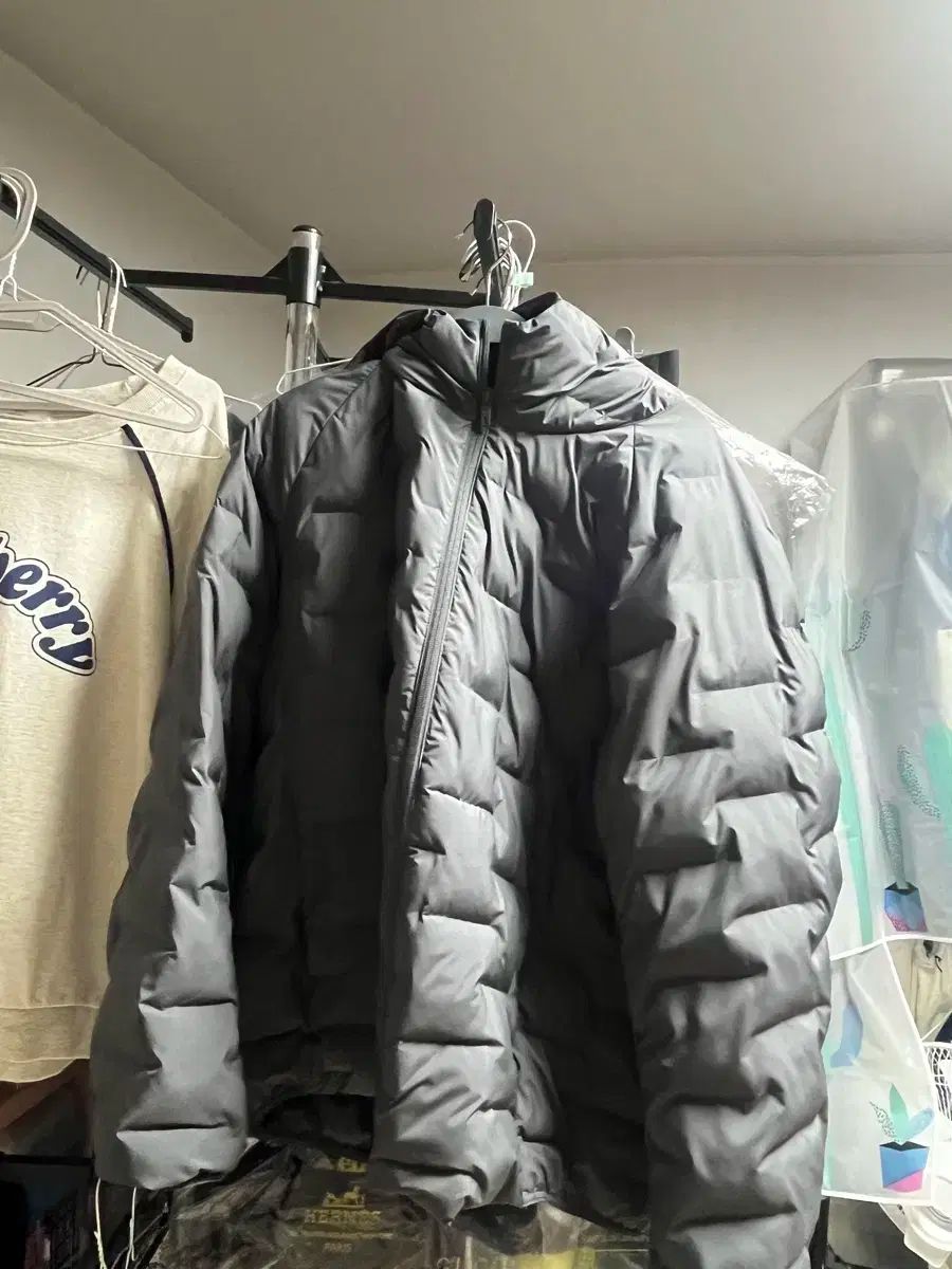 ユニクロ 軽量ダウンパフテックパーカ