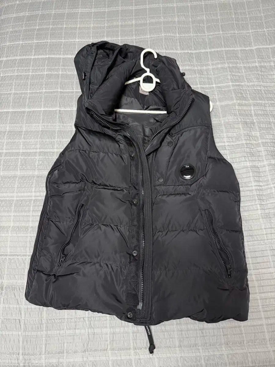 C.P. COMPANY シーピーカンパニー ダウンベスト ブラック ゴールデンサイズ105