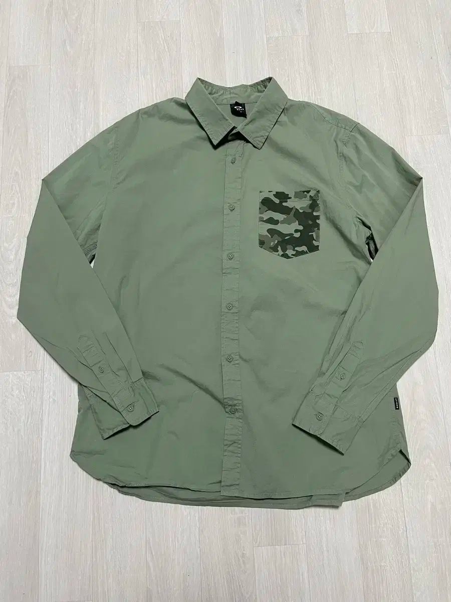Oakley メンズ カーキ シャツ