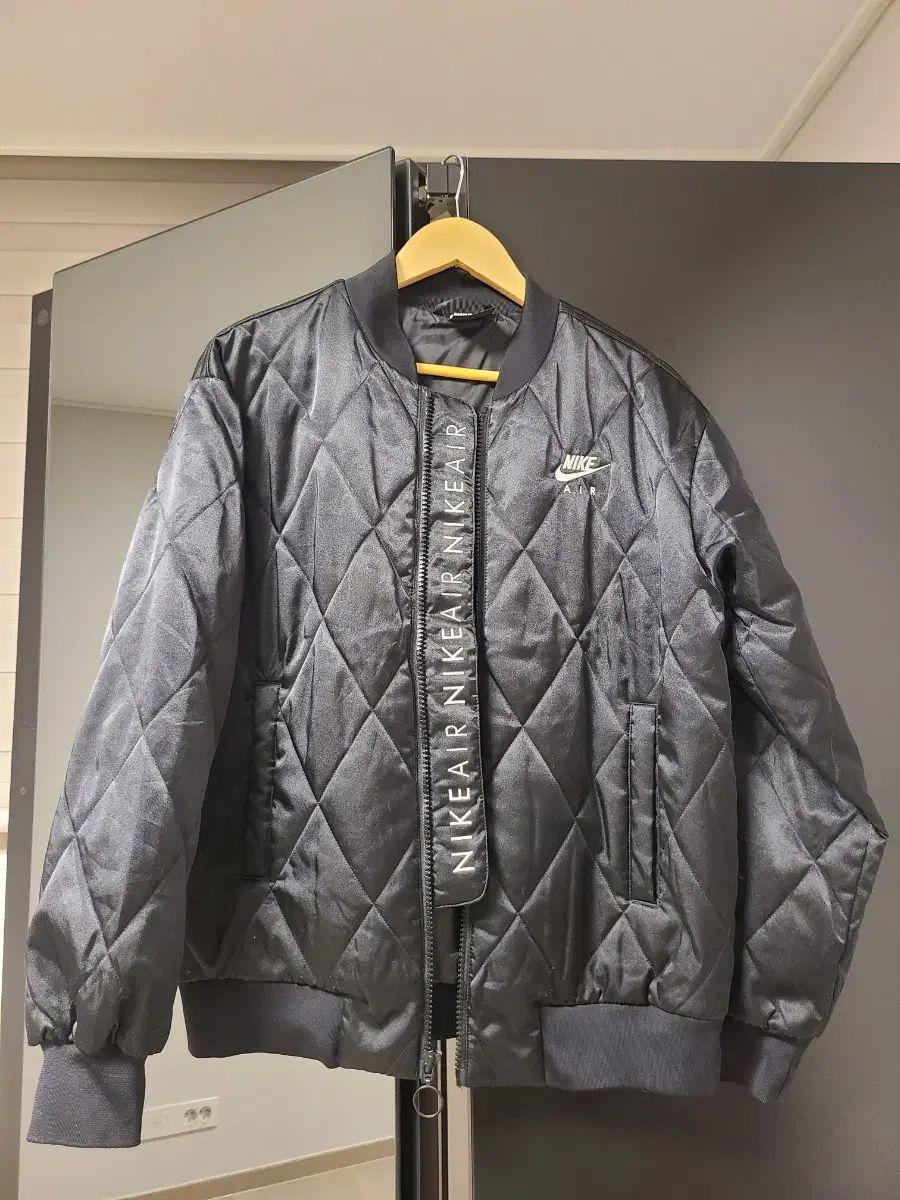 ナイキ エア キルティング サテン ブルゾン ブラック