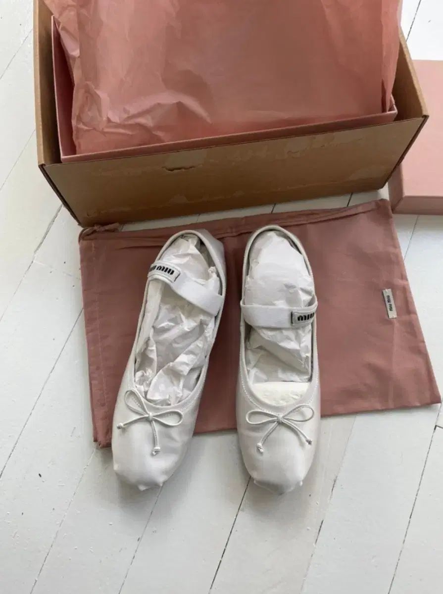 ミュウミュウ バレリーナ フラット サテン 白 38