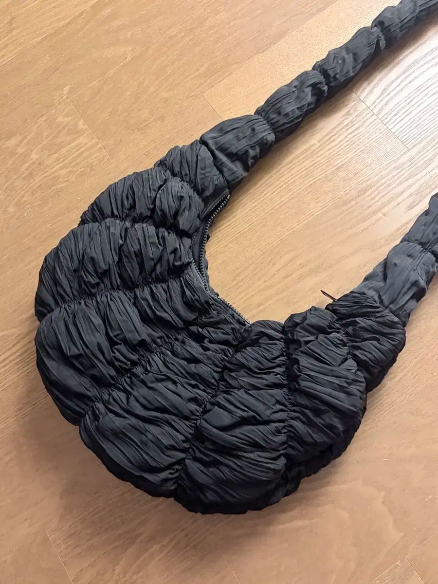 COSコス リープル クロスボディーバッグ ブラック TRIFOLD PADDED