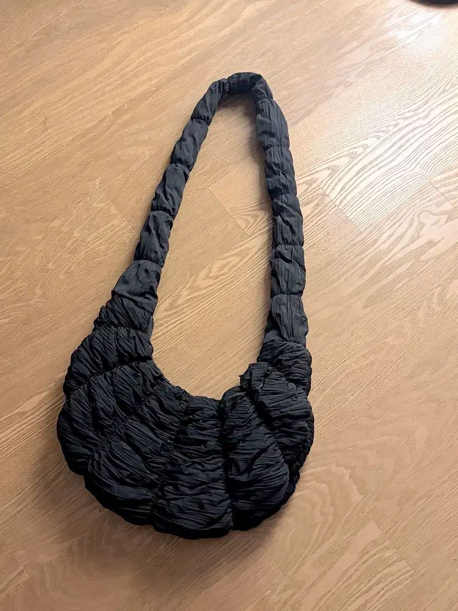 COSコス リープル クロスボディーバッグ ブラック