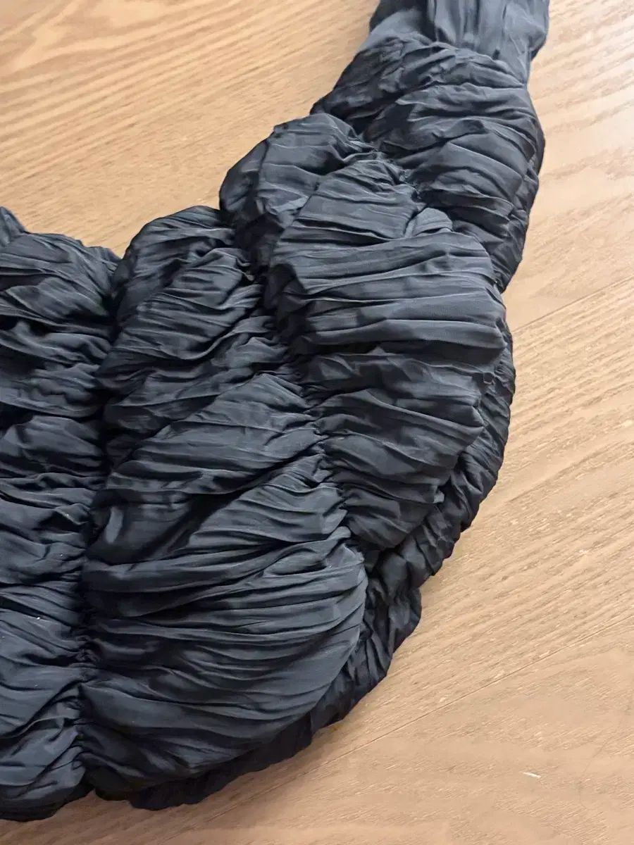 COSコス リープル クロスボディーバッグ ブラック