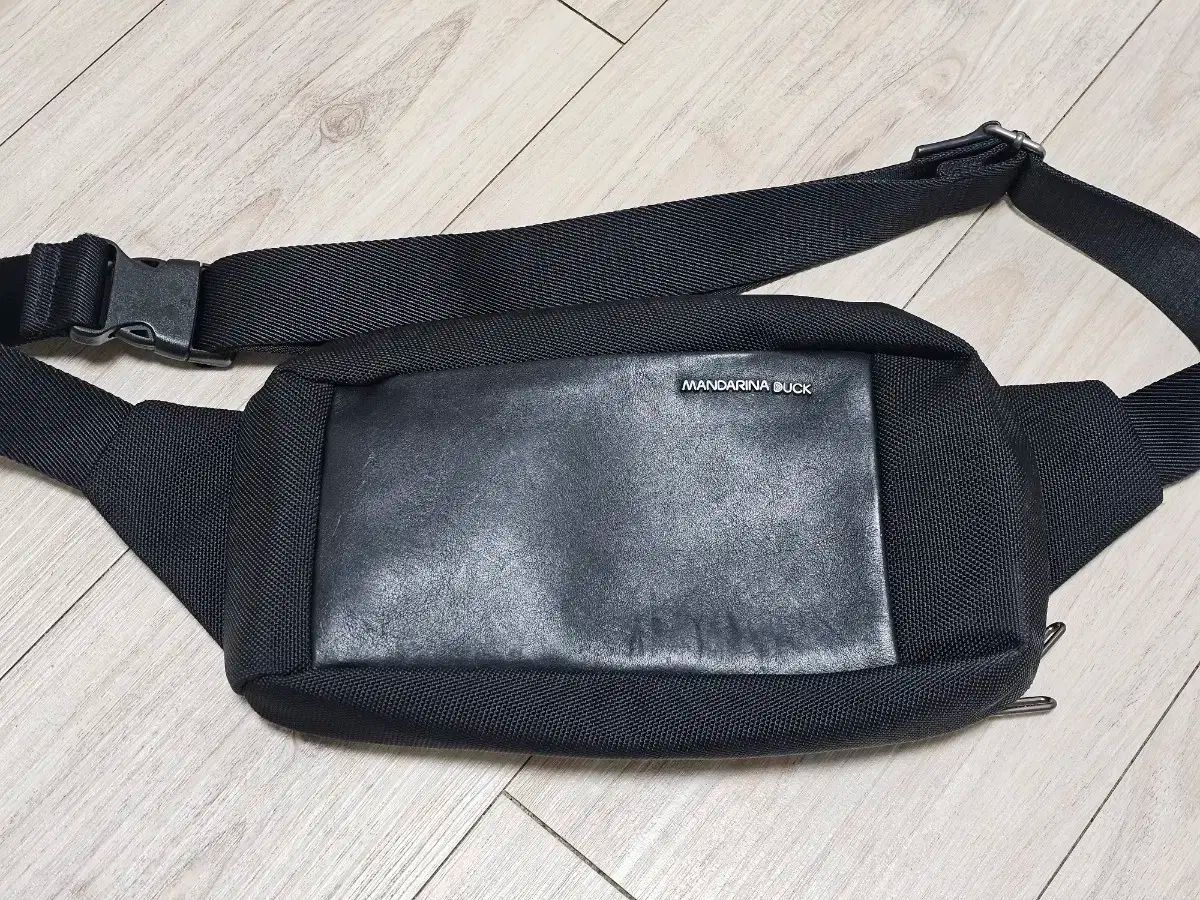 マンダリナダック TROUSER スリングバック ブラック 6万で
