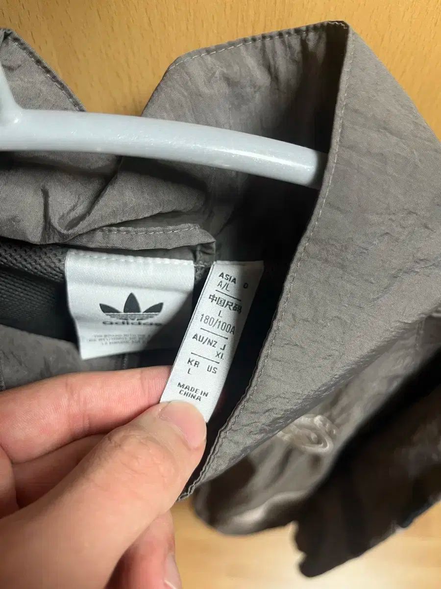 ル マドリード ウィンドブレーカー