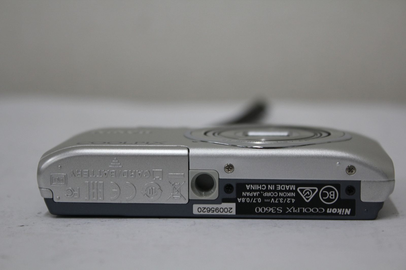 コンパクトデジタルカメラ