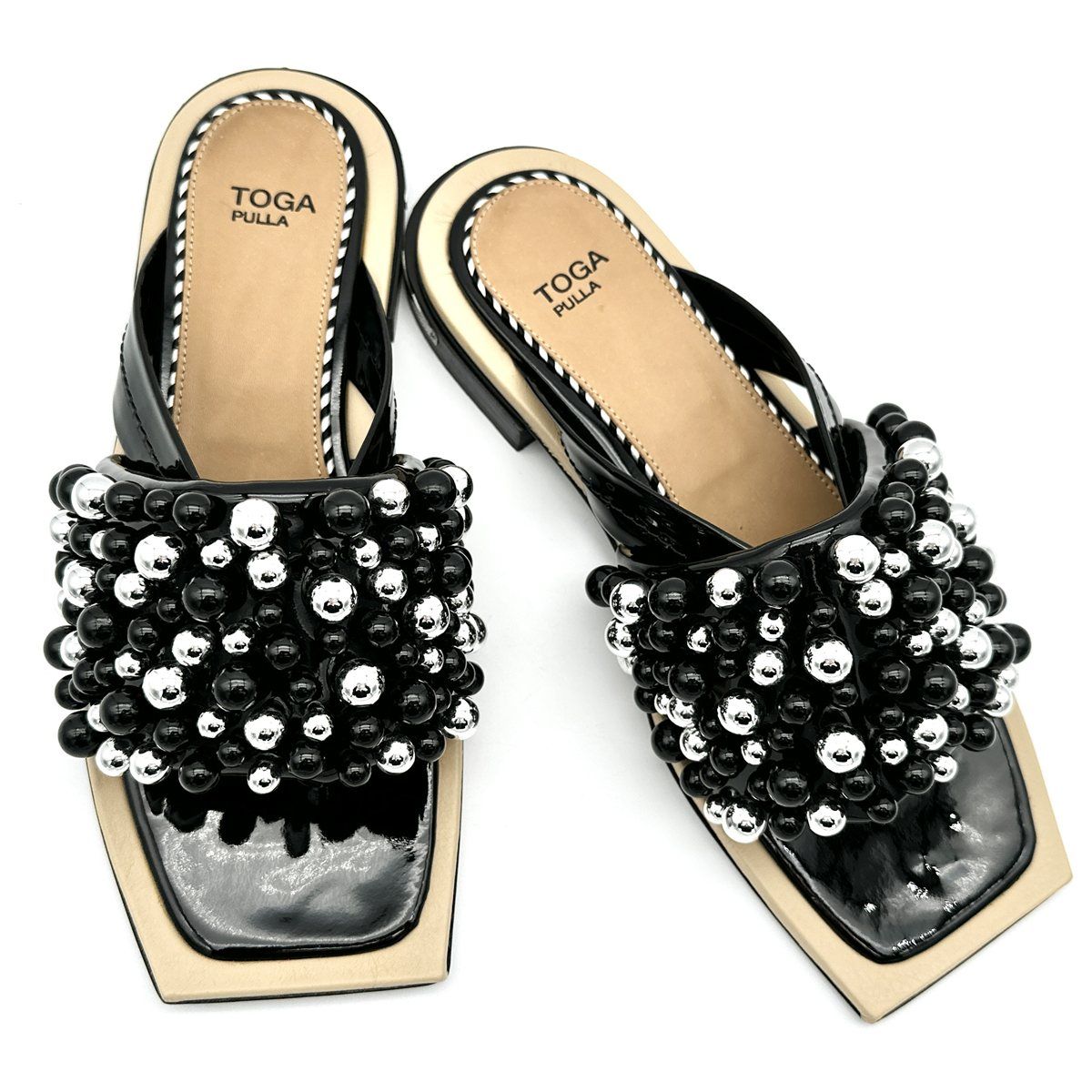 級 TOGA PULLA トングサンダル エナメル ボールモチーフ スクエアトゥ ブラック 2161 T