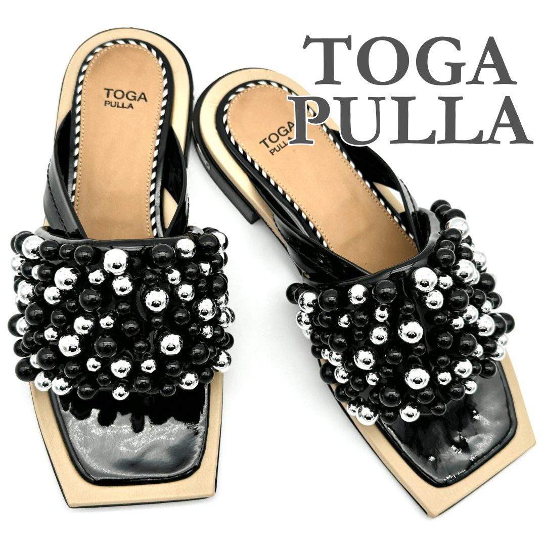 級 TOGA PULLA トングサンダル エナメル ボールモチーフ スクエアトゥ ブラック 2161 T
