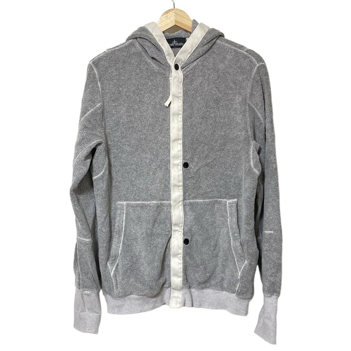 STONE/グレー /ジップパーカー/ストーンアイランド/sサイズ STONE ISLAND 25SSモデル ストーンアイランド バッジワッペン付き