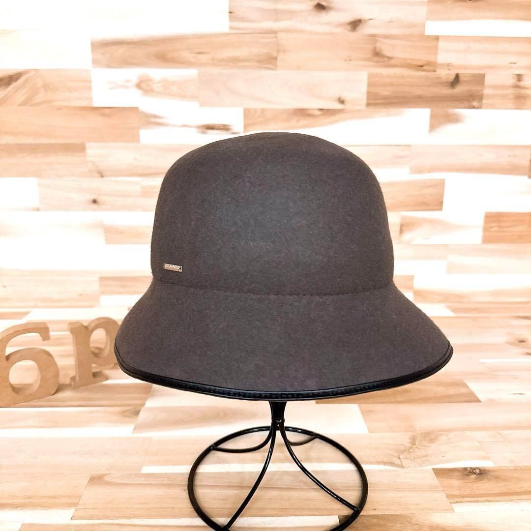 グレージュ×黒