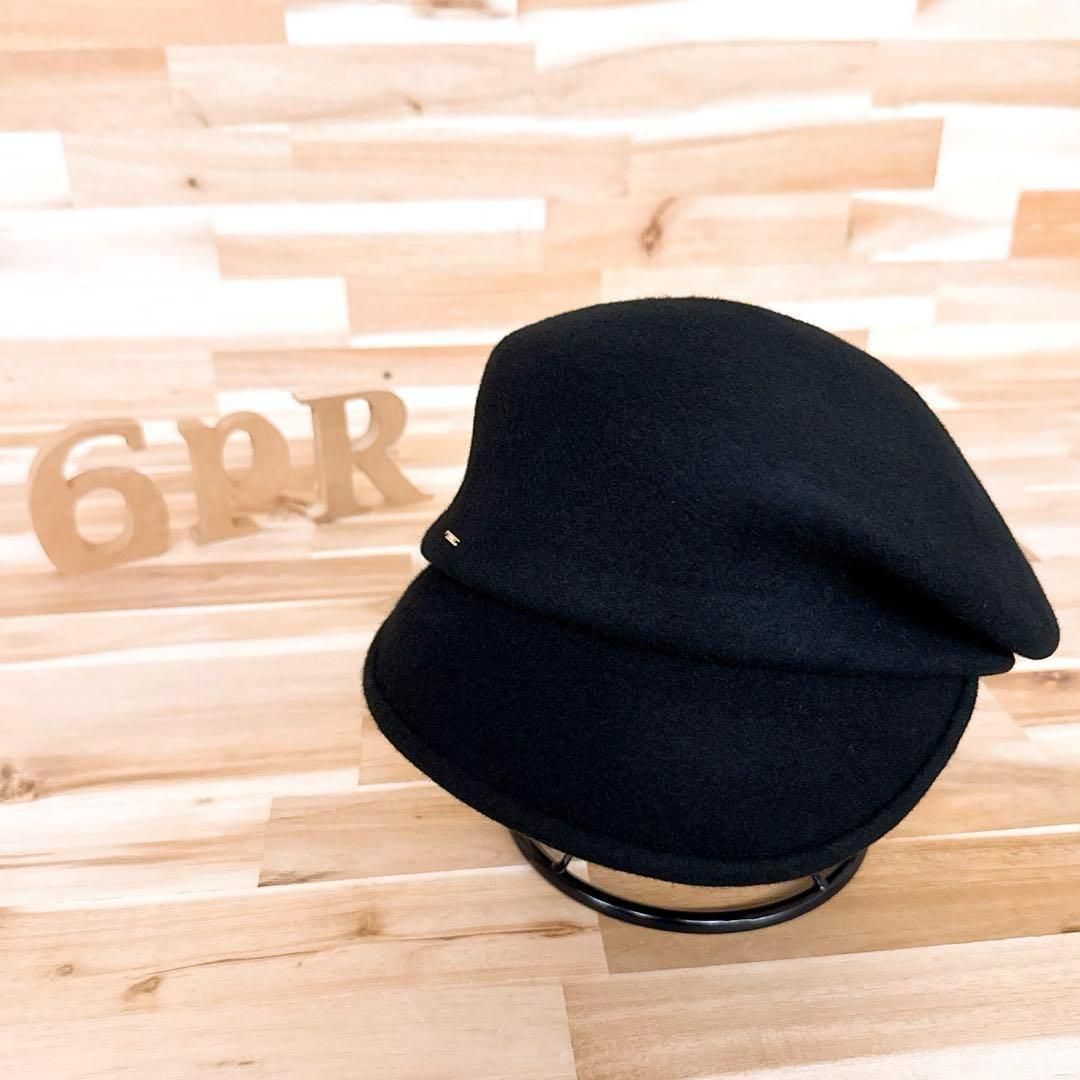 カシラ アシンメトリー ウール キャスケット プレート メタル ロゴ 黒×金