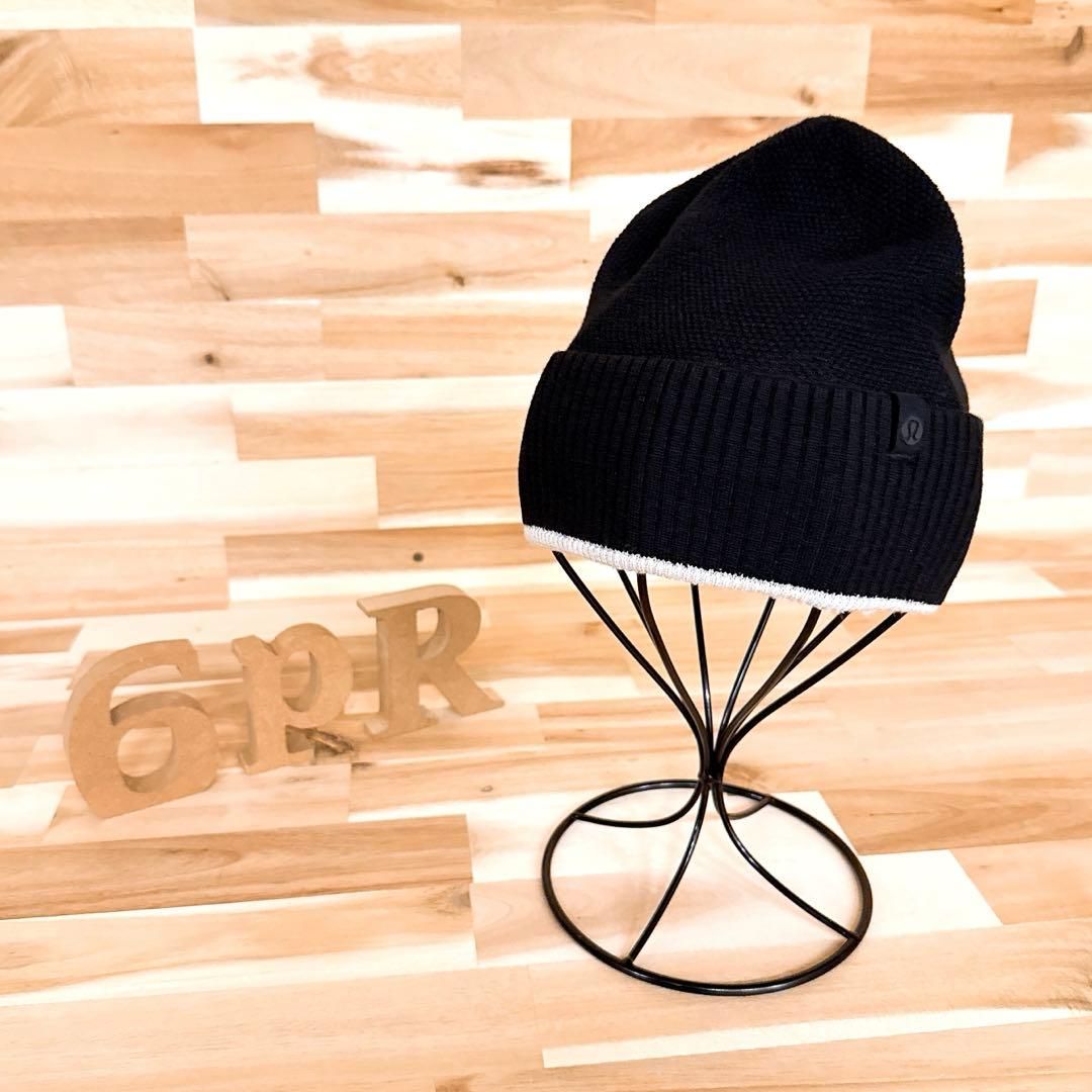 ルルレモン ラバー ピスタグ ロゴ ダイヤ ワッフル ニット帽 黒ブラック×白 モノトーン