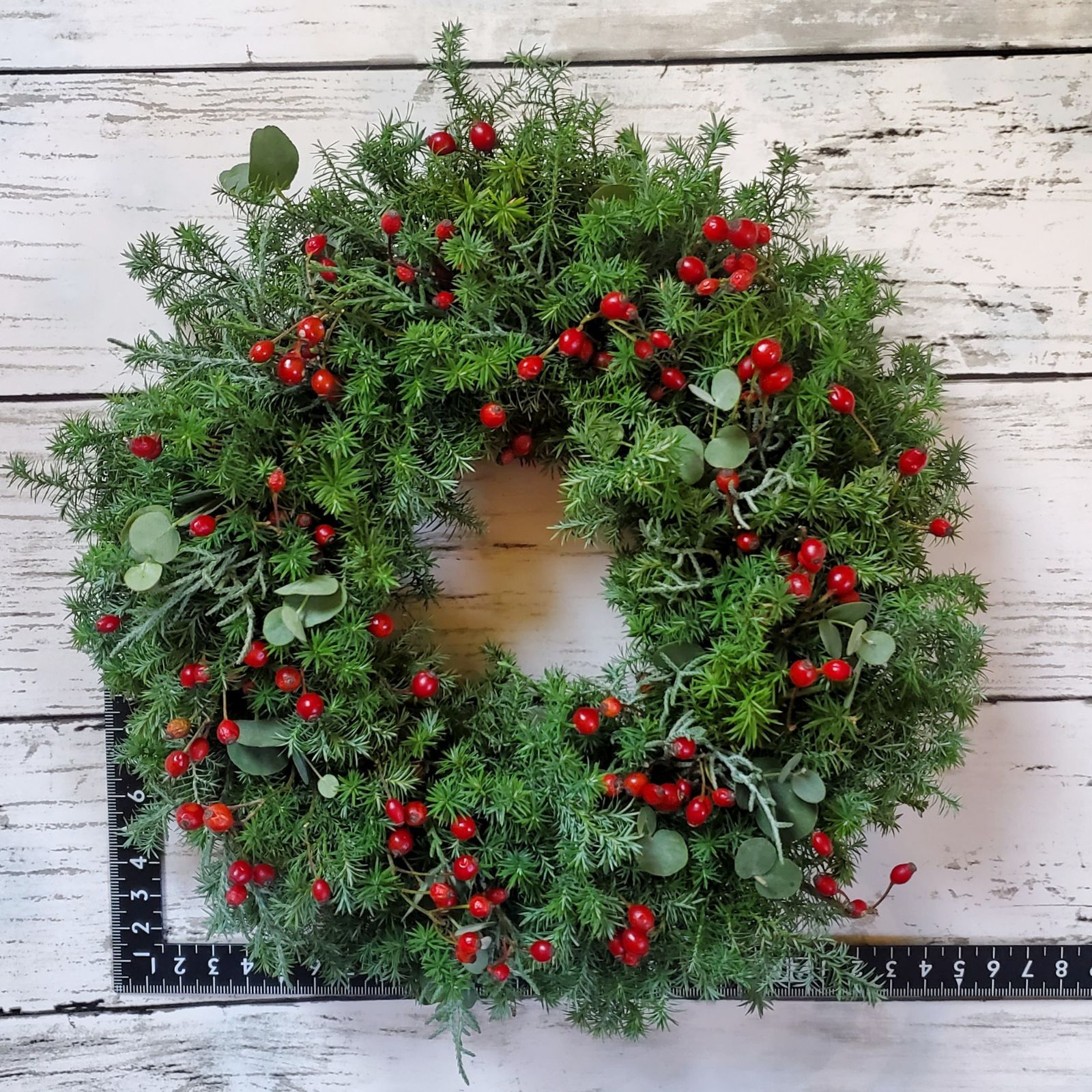 3種類のコニファーと野バラの実を使ったナチュラルリース クリスマス